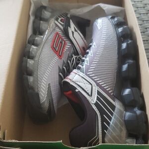 S lights Powered by Skechers